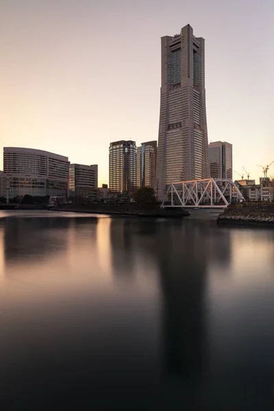 Kışın Minato Mirai, Yokohama 'daki rıhtıma bak.. 