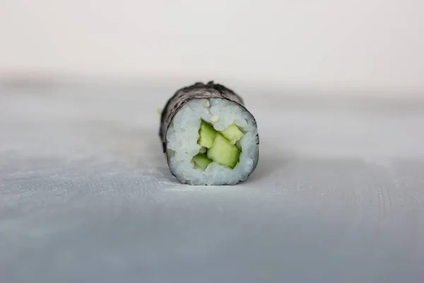 Primer plano de un rollo de sushi con pepino aislado en blanco. Menú restaurante japonés — Foto de Stock