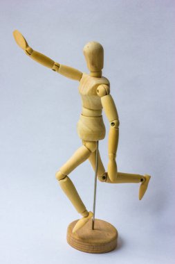 Tahta figür, beyaz üzerine izole edilmiş. Manken neşeyle koşar