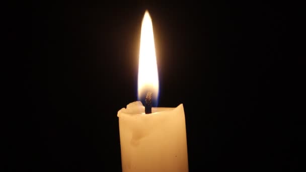 在黑色背景下隔离的特写纪念单支蜡烛火焰4K — 图库视频影像