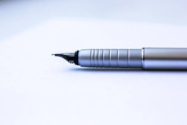 Temiz bir kağıt üzerinde dolmakalem izole edilmiş olarak yakın