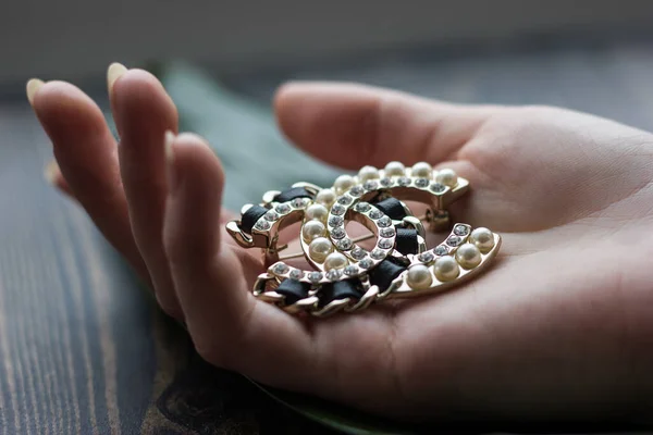 Ryazan Rússia Fevereiro 2019 Broche Chanel Uma Mão Perto — Fotografia de Stock
