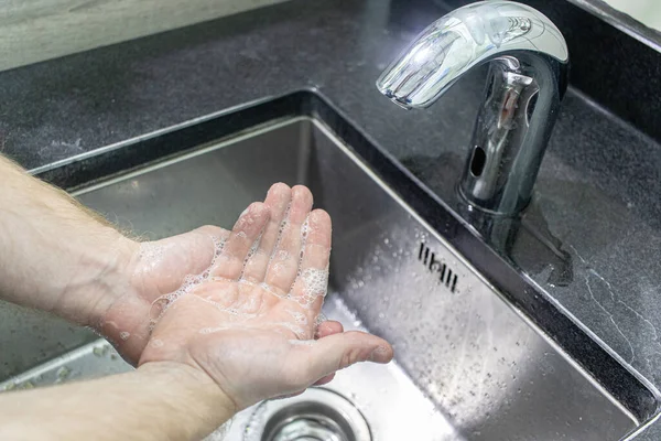 Hygienekonzept Händewaschen Mit Seife Mann Seift Sich Die Hände Ein — Stockfoto