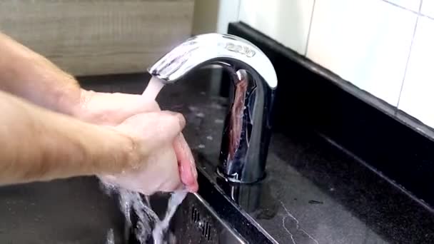 Мыть Руки Проточной Водопроводной Водой Человек Моет Руки Предотвратить Коронавирус — стоковое видео