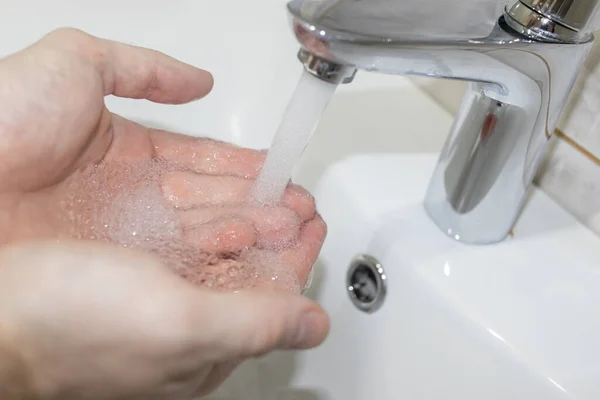 Мыть Руки Проточной Водопроводной Водой Человек Умывает Руки Белая Раковина — стоковое фото