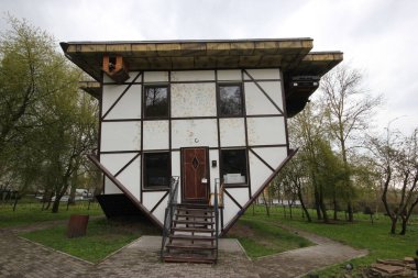 Beyaz Saray Kaliningrad, Rusya 'da yeşil ağaçların arasında bir şehir parkında baş aşağı duruyor.