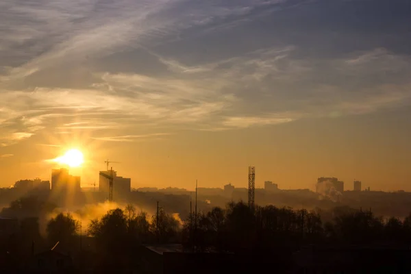 Schöne Stadtlandschaft Frühen Morgen Nebel Oder Dunst Zwischen Gebäuden Und — Stockfoto