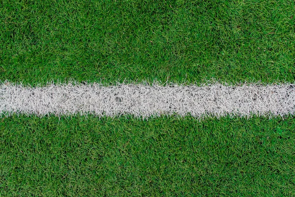 Yeşil futbol sahası manzaralı beyaz şerit. Yapay futbol sahasında beyaz çizgi.