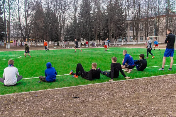 Rybnoye Rosja Marca 2020 Młodzi Grają Piłkę Nożną Szkolnym Boisku — Zdjęcie stockowe