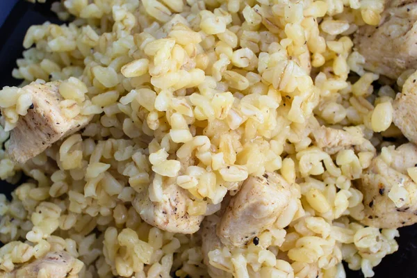 Menutup Bulgur Dimasak Dengan Fillet Ayam Makan Siang Atau Makan — Stok Foto