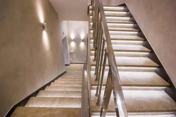 Escadas Brancas Edifício Moderno Com Iluminação Com Corrimão Interior Desembarque Imagem De Stock