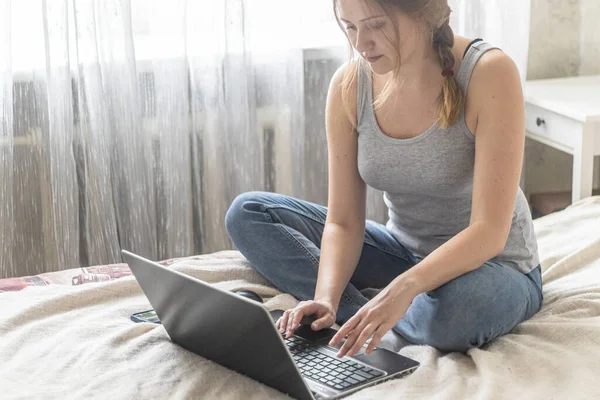 Jovem Atraente Fazendo Compras Line Site Seu Laptop Mulher Bonito Fotografia De Stock