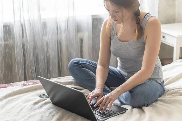 Rapariga Casa Trabalhar Remotamente Jovem Procura Internet Compra Coisas Necessárias Imagem De Stock