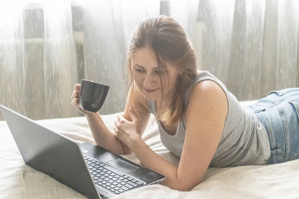 Jovem Mulher Bonita Trabalhando Laptop Pela Manhã Deitada Cama Casa Fotografia De Stock