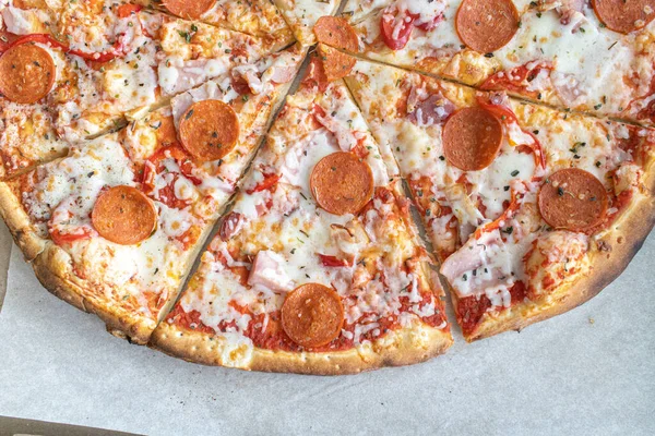 Gros Plan Pizza Chaude Savoureuse Bacon Saucisse Pepperoni Jambon Fromage — Photo