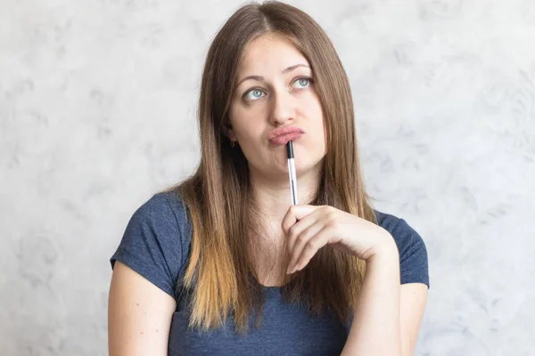 Insatisfeito Infeliz Jovem Linda Menina Pensando Com Uma Caneta Esferográfica Imagem De Stock