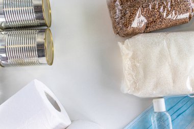 Karantina ve kendini izole etme süresince yiyecek stokları. Bağış, yemek teslimatı. Şeker, karabuğday, konserve yiyecek, tuvalet kağıdı, tıbbi yüz maskesi, eller ve diğer yüzeyler için antiseptik, üst görünüm.