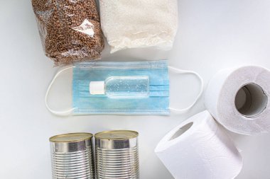 Karantina ve kendini izole etme süresince yiyecek stokları. Bağış, yemek teslimatı. Şeker, karabuğday, konserve yiyecek, tuvalet kağıdı, tıbbi yüz maskesi, eller ve diğer yüzeyler için antiseptik, üst görünüm.