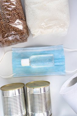 Karantina ve kendini izole etme süresince yiyecek stokları. Bağış, yemek teslimatı. Şeker, karabuğday, konserve yiyecek, tuvalet kağıdı, tıbbi yüz maskesi, eller ve diğer yüzeyler için antiseptik, üst görünüm.