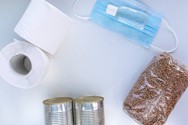 Karantina ve kendini izole etme süresince yiyecek stokları. Bağış. Şeker, karabuğday, konserve yiyecek, tuvalet kağıdı, tıbbi yüz maskesi, eller ve diğer yüzeyler için antiseptik, üst görünüm, metin için boşluk.