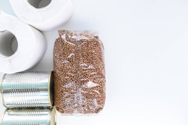 Karantina ve kendini izole etme süresince yiyecek stokları. Bağış. Karabuğday, konserve yiyecek, tuvalet kağıdı, tıbbi yüz maskesi, eller ve diğer yüzeyler için antiseptik, üst görünüm, metin için boşluk.