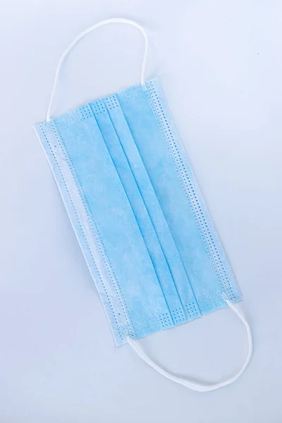 Ιατρική Μάσκα Προσώπου Γκρι Μπλε Φόντο Συσκευή Για Την Πρόληψη — Φωτογραφία Αρχείου