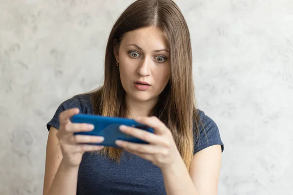 Mulher Assistindo Vídeo Chocante Online Seu Telefone Celular Menina Olhando Imagens Royalty-Free