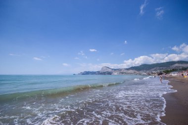 Mayıs 2019 - Karadeniz kıyısı. İnsanlar rahatlar ve sahilde yüzerler..