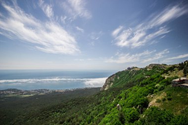 Yaz gününün en güzel manzarası. Yazın Rusya 'nın Karadeniz üzerindeki dağının manzarası. Güzel sahilin güzel manzarası.