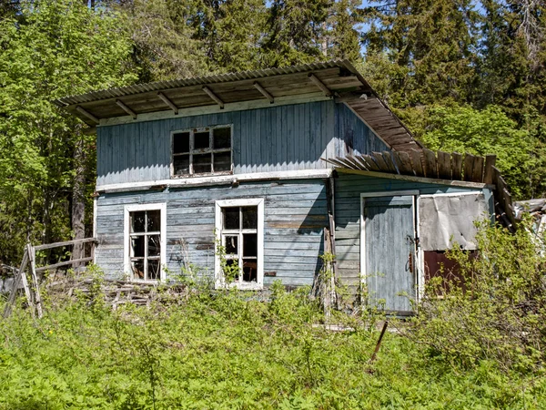 Régi Elhagyatott Ház Erdőben — Stock Fotó
