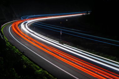 Geceli arabaların ışıkları