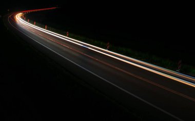 Geceli arabaların ışıkları