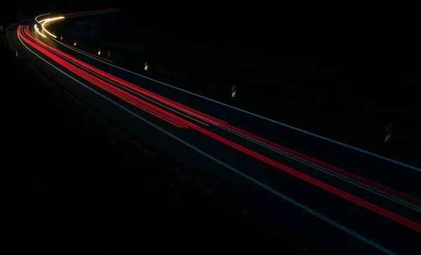 Огни автомобилей с ночью — стоковое фото