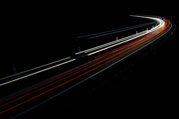 밤에 타는 차의 불빛 — 스톡 사진