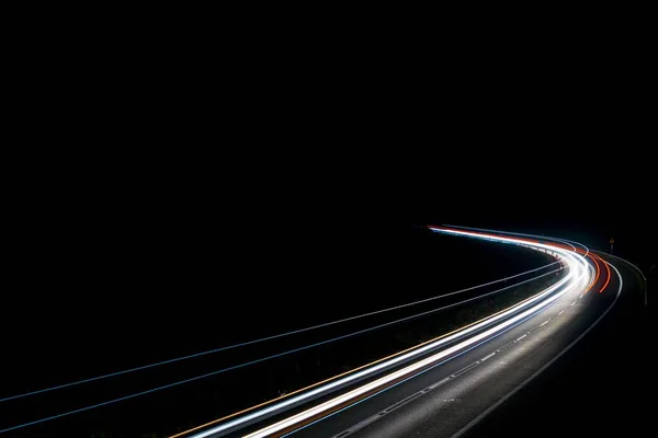 밤에 타는 차의 불빛 — 스톡 사진
