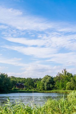 Suyun üzerinde güzel bir yansıması olan güzel göl.
