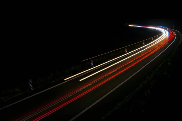 Lichten van auto 's met nacht — Stockfoto