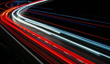 Geceli arabaların ışıkları