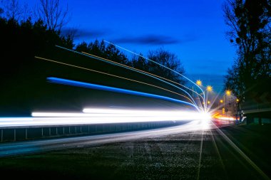 Geceli arabaların ışıkları