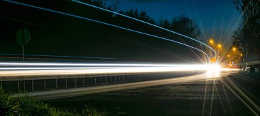 Geceli arabaların ışıkları