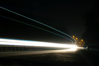 Geceli arabaların ışıkları