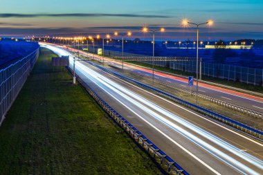 Geceli arabaların ışıkları