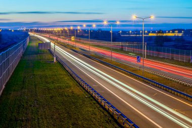 Geceli arabaların ışıkları