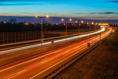 Geceli arabaların ışıkları