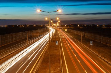 Geceli arabaların ışıkları