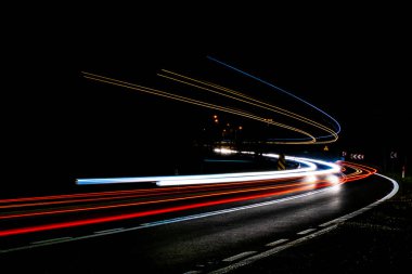 Geceli arabaların ışıkları