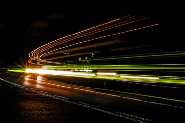 Geceli arabaların ışıkları