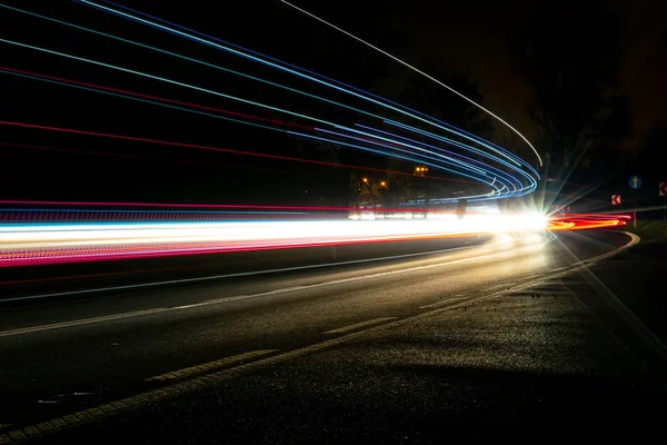 Geceli arabaların ışıkları — Stok fotoğraf