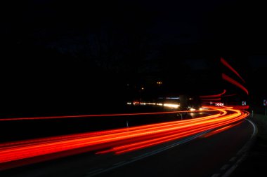 Geceli arabaların ışıkları.