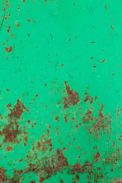 Gammal rostande metallplåt målad med grön färg — Stockfoto